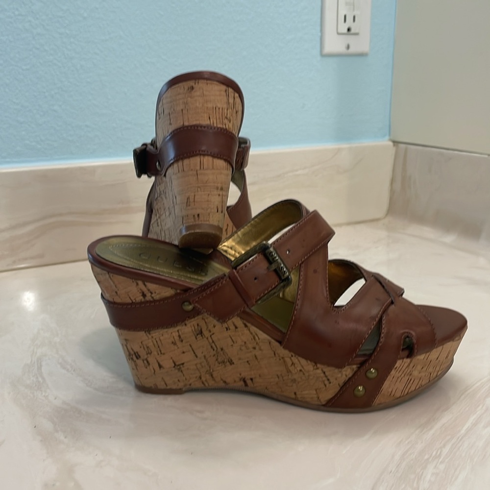 Guess Brown Wedge with Buckle Size 6.5 - Picture 2 of 5